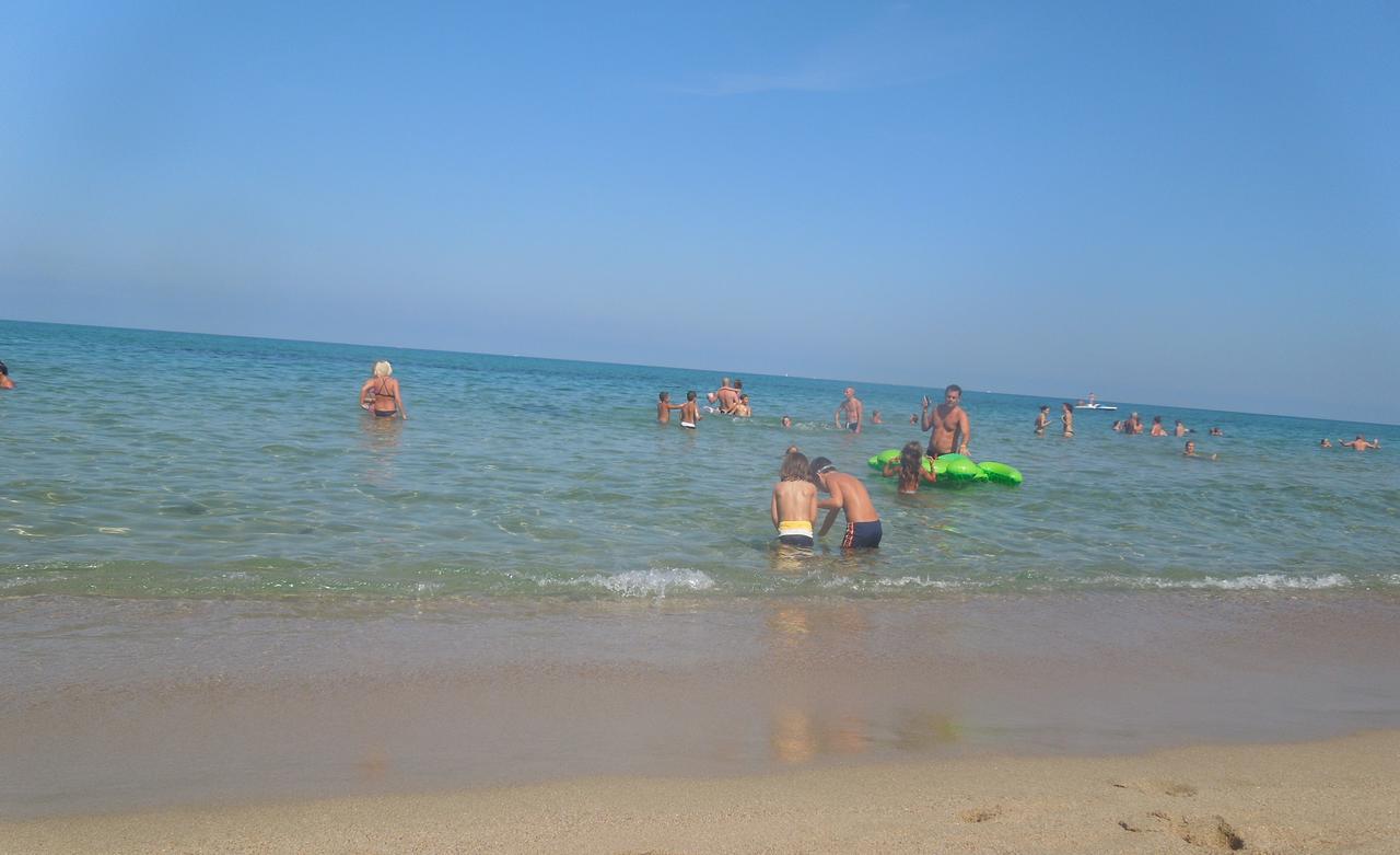 Aparthotel Baia delle Mimose Badesi Esterno foto